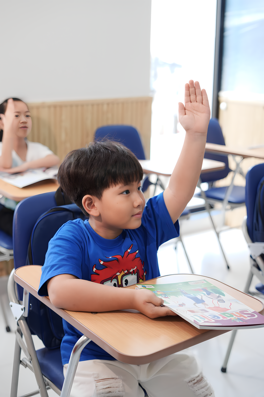 Học sinh giơ tay phát biểu trong lớp