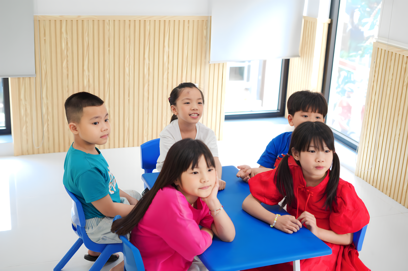Các em nhỏ học nhóm trong lớp
