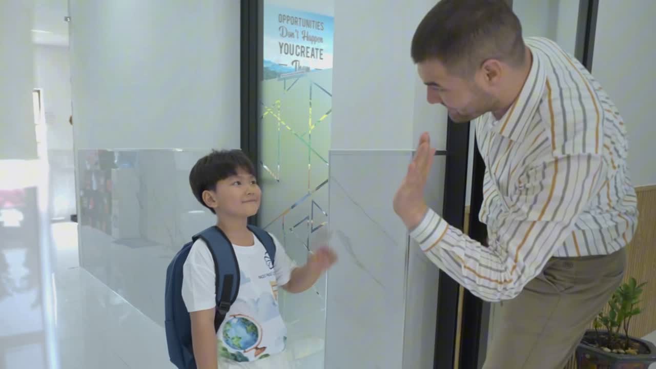 Giáo viên và học sinh trong lớp tiếng Anh
