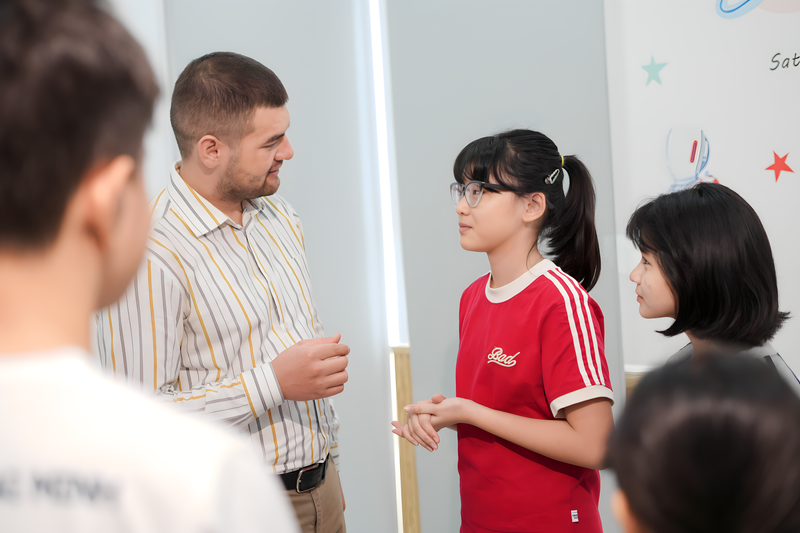Giáo viên hướng dẫn học sinh làm bài