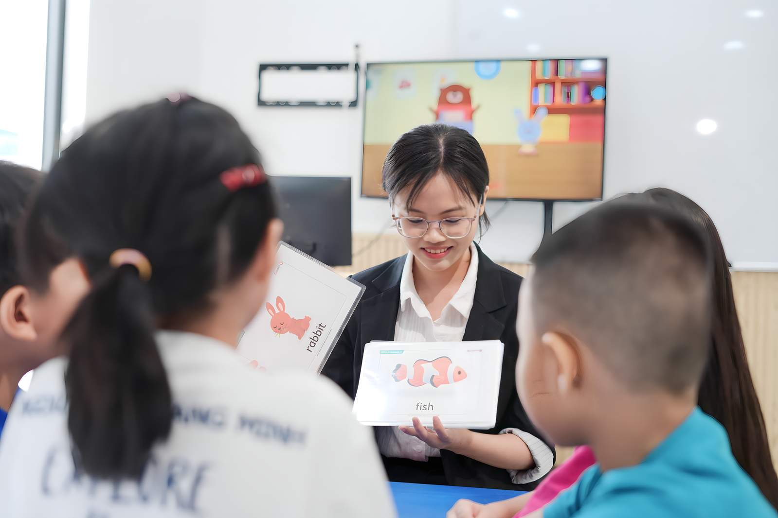 Giáo viên sử dụng thẻ hình trong lớp
