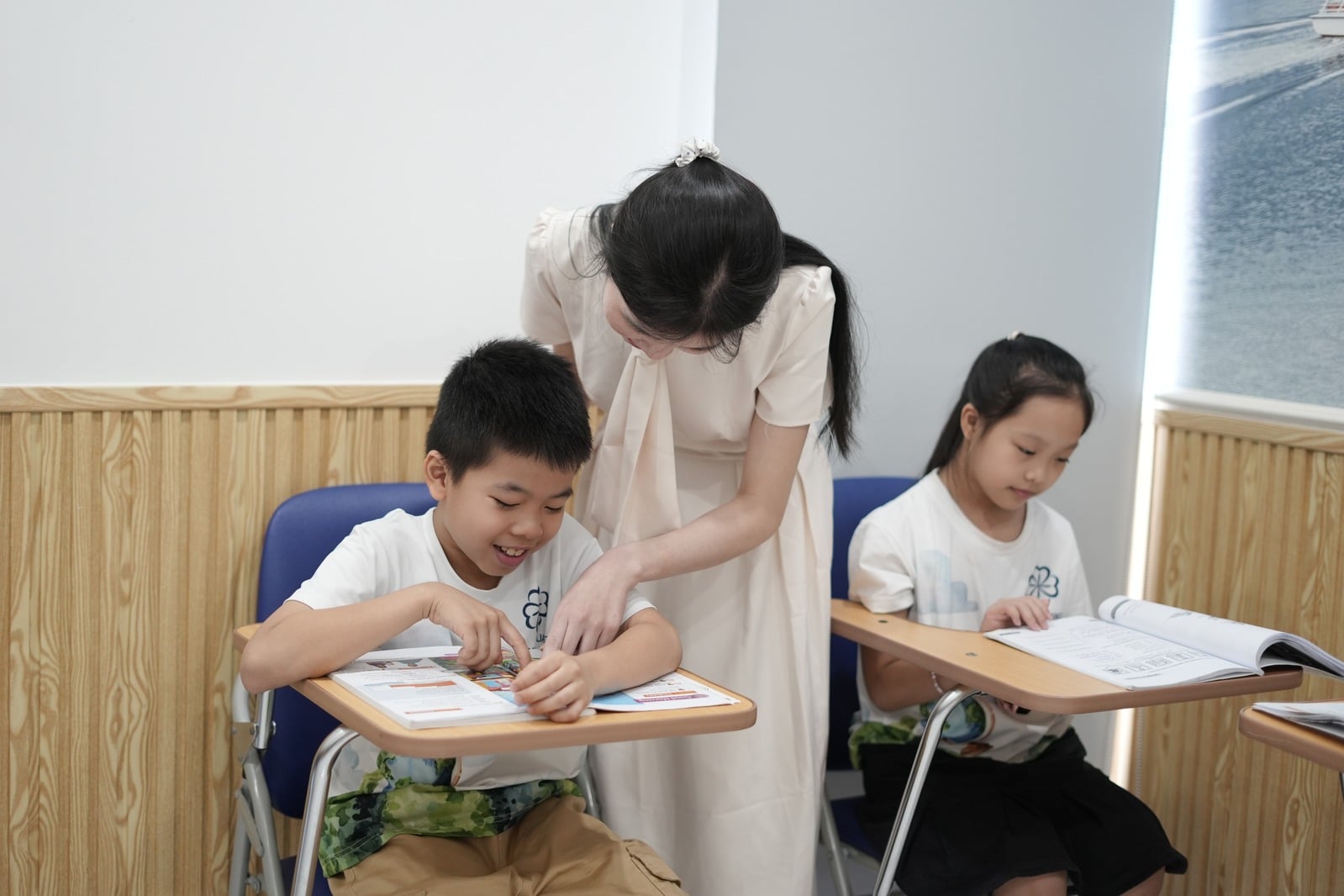 Giáo viên hỗ trợ học sinh giao tiếp